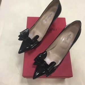 Black patent leather bow pumps